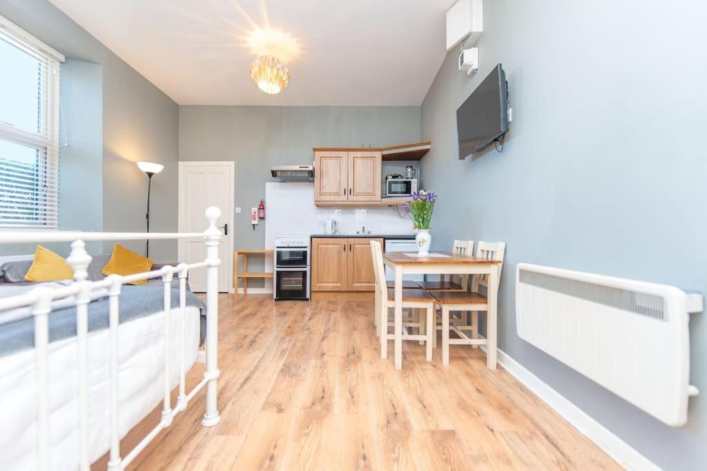 Clonbur House - Studio Village Apartment กัลเวย์ ภายนอก รูปภาพ